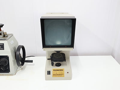 Optical profile projector or inspection microscope with monitor